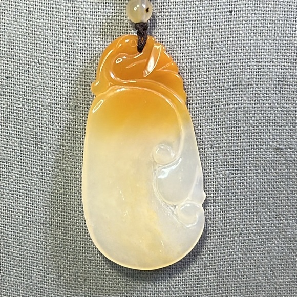 Jade pendant necklace. Pendant 1 1/2 X 2 1/2 - Picture 3 of 4